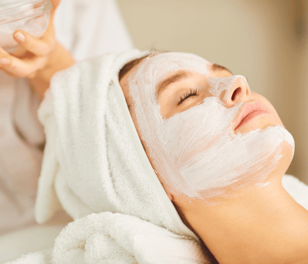 mujer con una mascarilla en la cara y los ojos cerrados