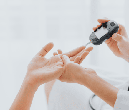 persona midiéndose la glucosa