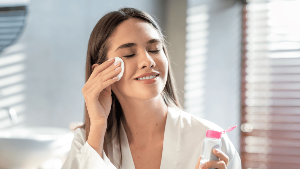 chica joven lavándose el rostro con agua micelar
