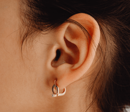 oreja con pendiente